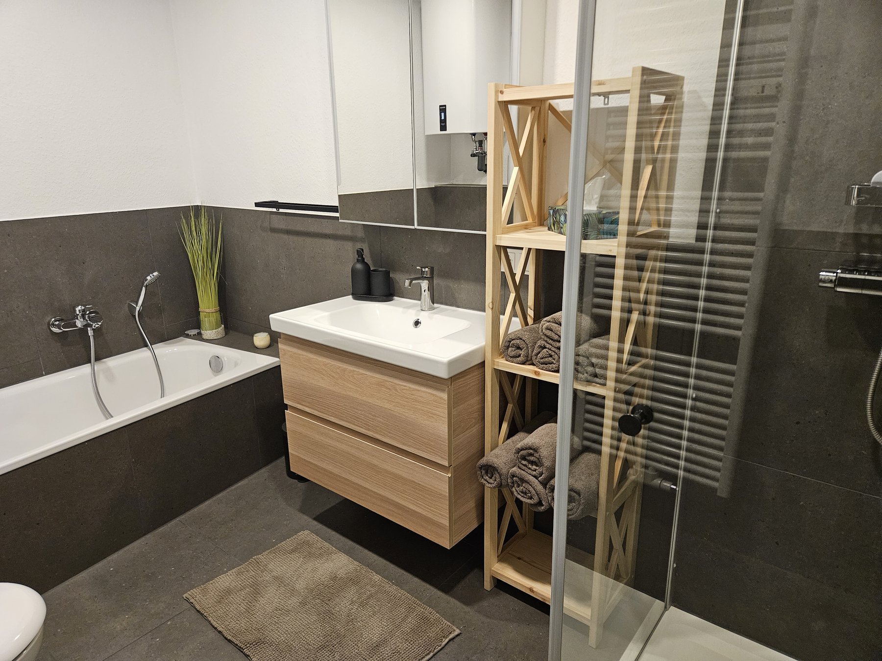 Badezimmer mit Dusche und Badewanne