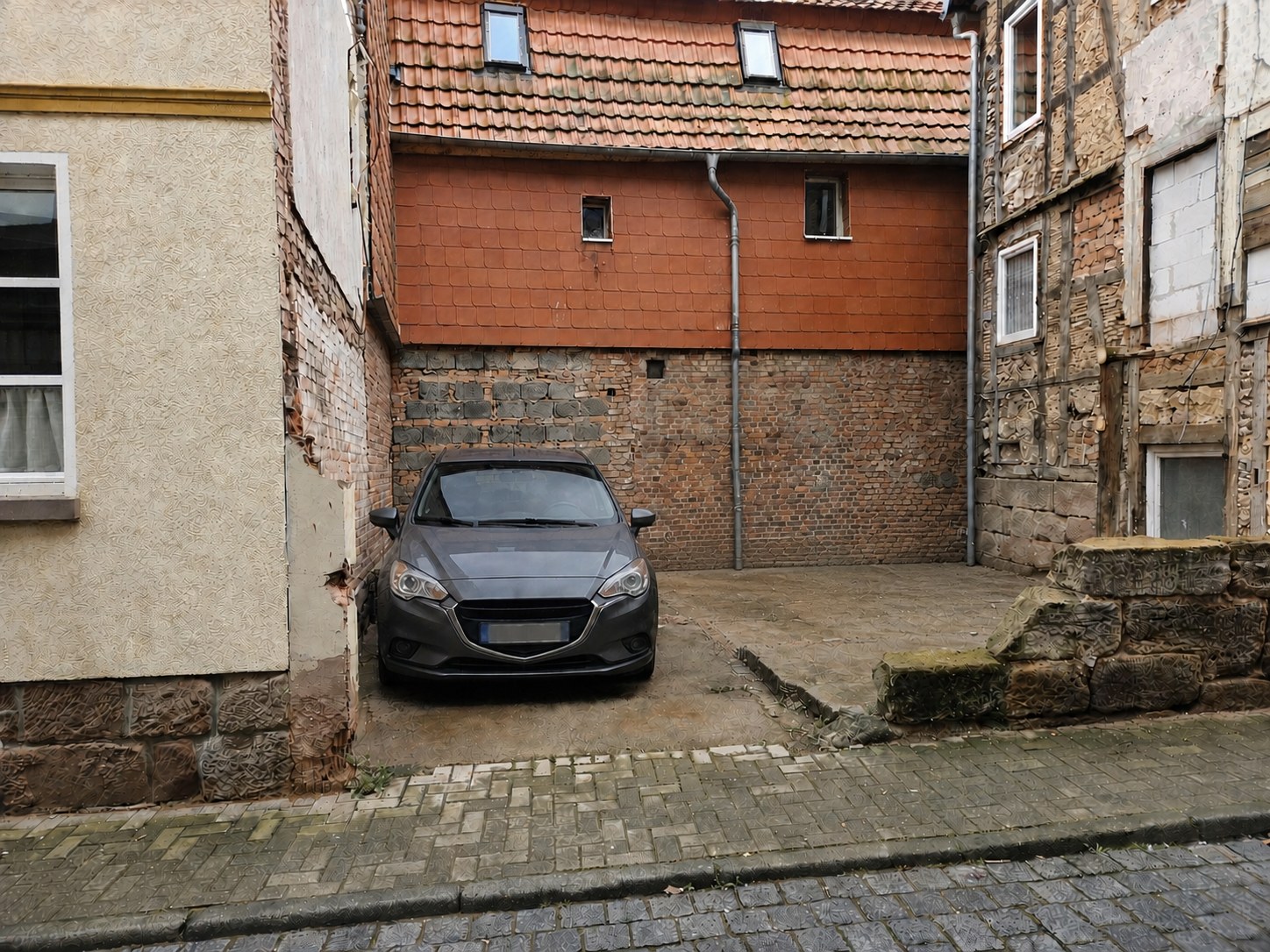 Eigener Gästeparkplatz neben dem Haus