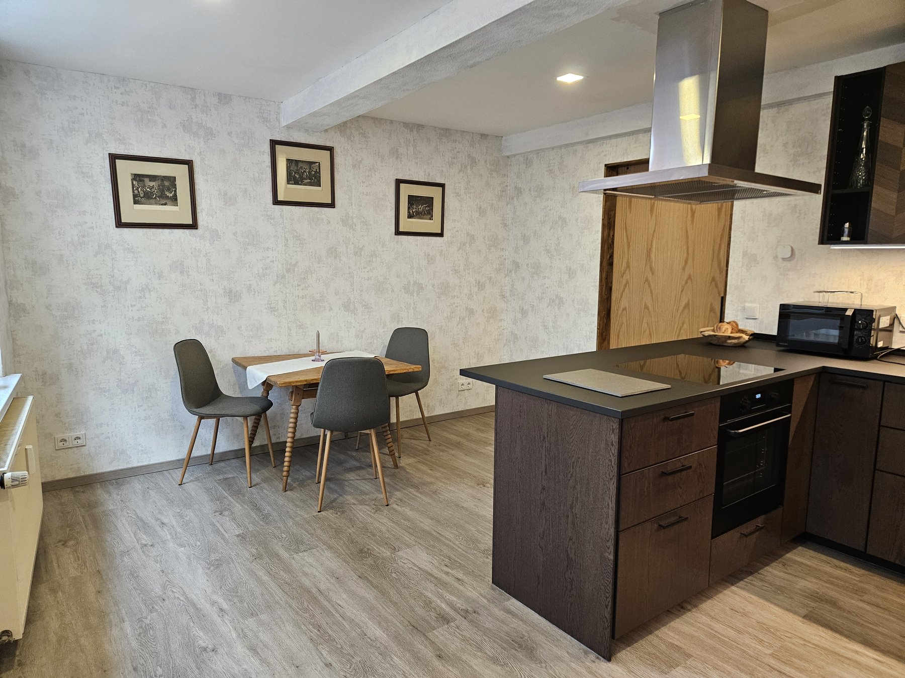 Küche mit Essbereich in der unteren Etage