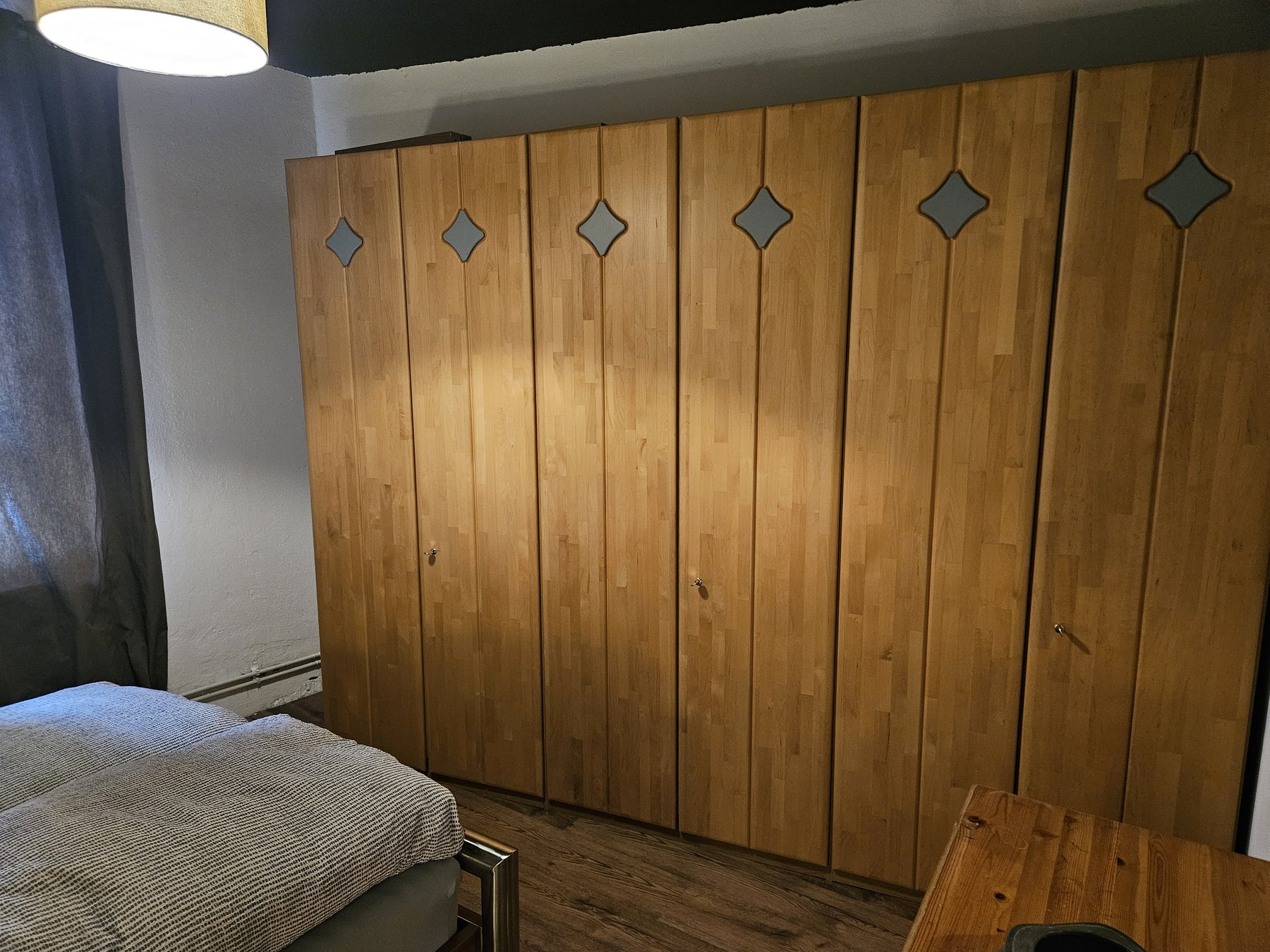 Schlafzimmer mit Kleiderschrank und Stauraum