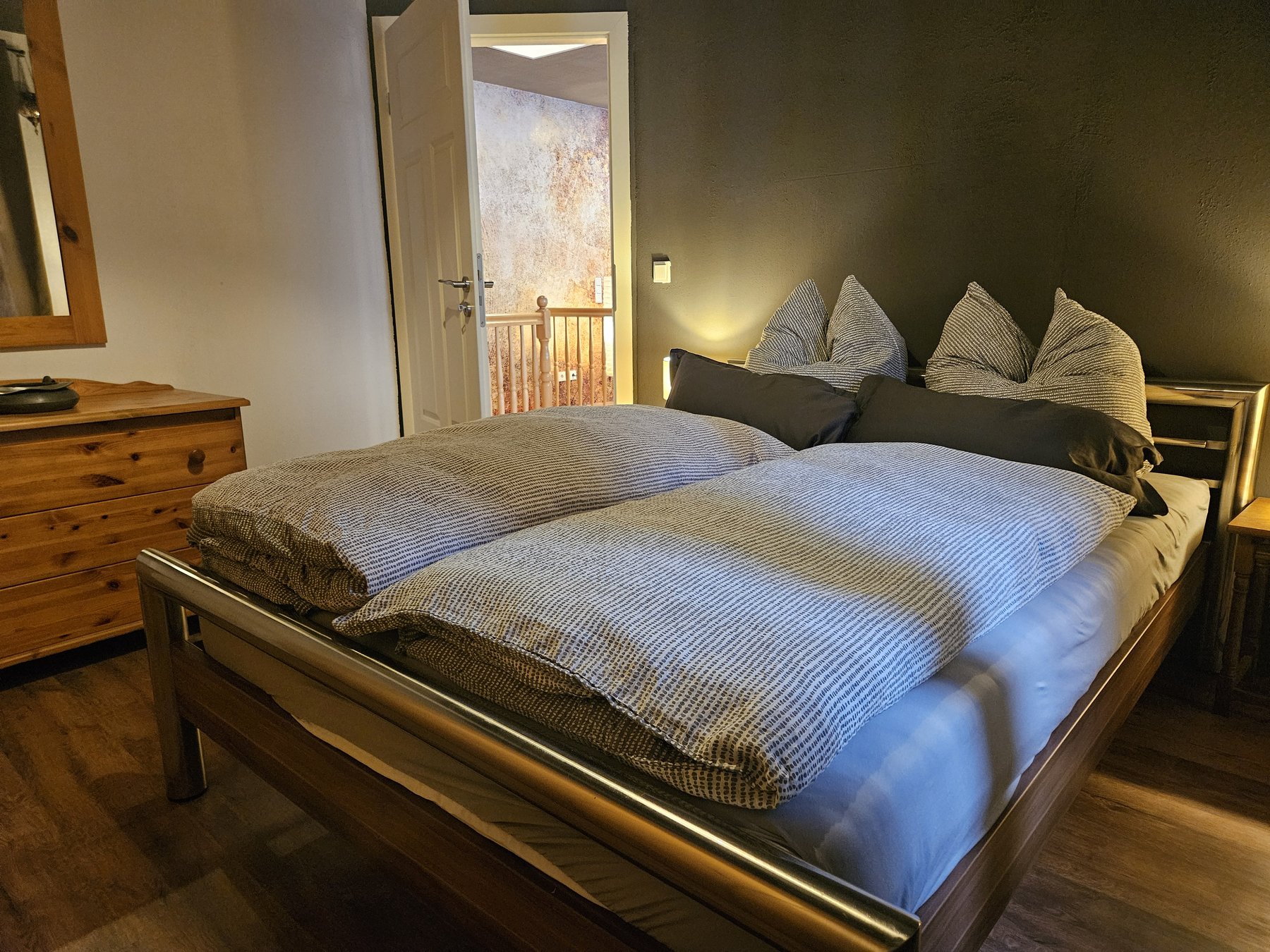 Schlafzimmer mit Doppelbett