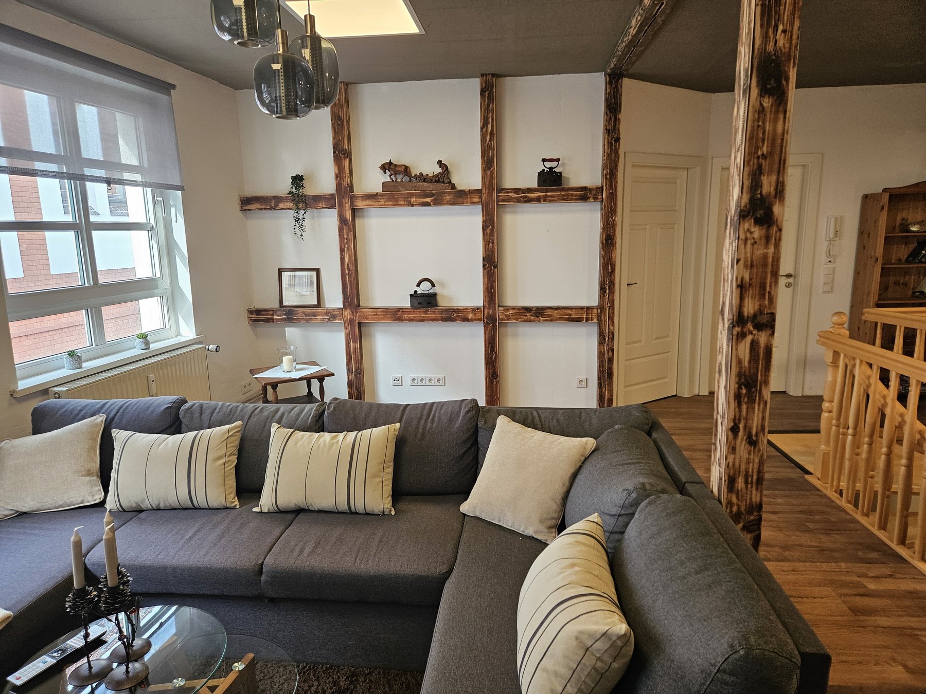 Großes Sofa im Wohnzimmer der oberen Etage